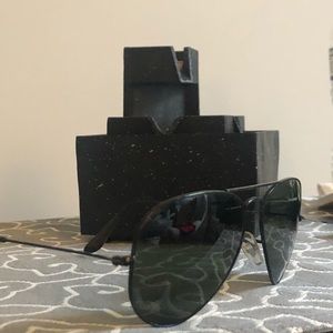 Barely worn ray bans aviator sunglasses